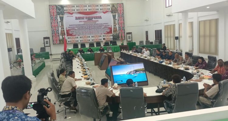 Rapat dengar pendapat yang berlangsung di ruang paripurna DPR Kabupaten Merauke – Surya Papua/Frans Kobun