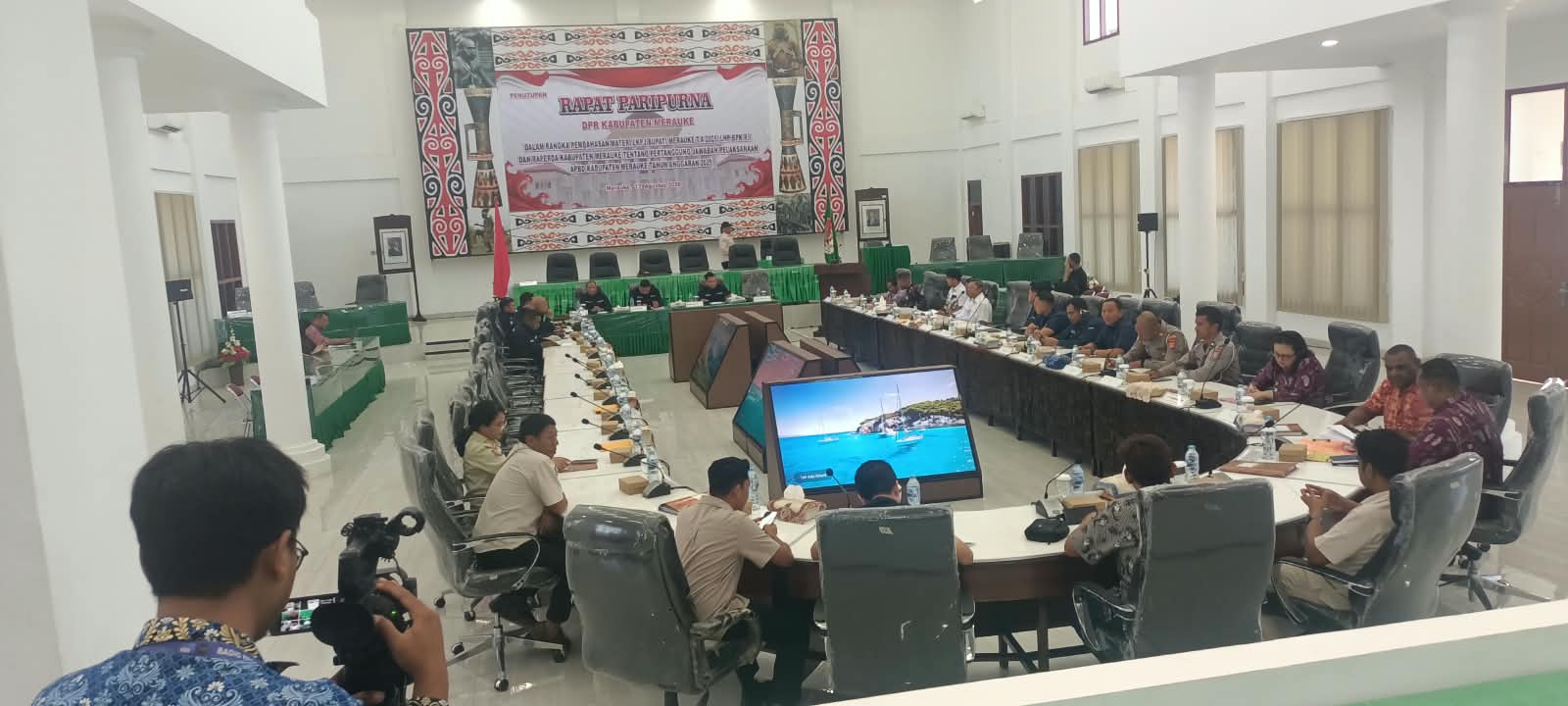 Rapat dengar pendapat yang berlangsung di ruang paripurna DPR Kabupaten Merauke – Surya Papua/Frans Kobun
