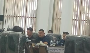 rdp 2 Sales Area Manager Retail Papua Selatan dan Papua Pegunungan PT Pertamina Patra Niaga, Andrew Ricky Ferdinand Tambunan sedang bicara – Surya Papua/Frans Kobun