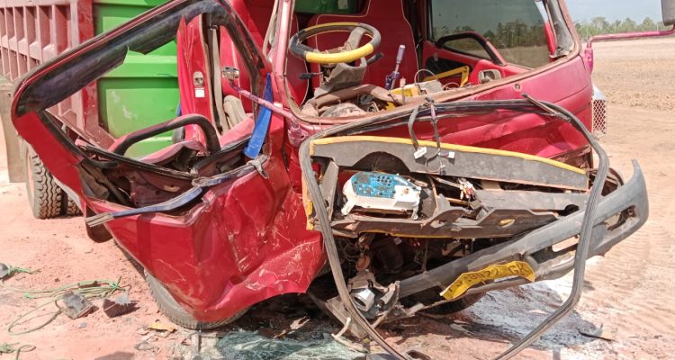 Kondisi truk yang ringsek parah akibat tabrakan di lokasi perkebunan tebu – Surya Papua/IST
