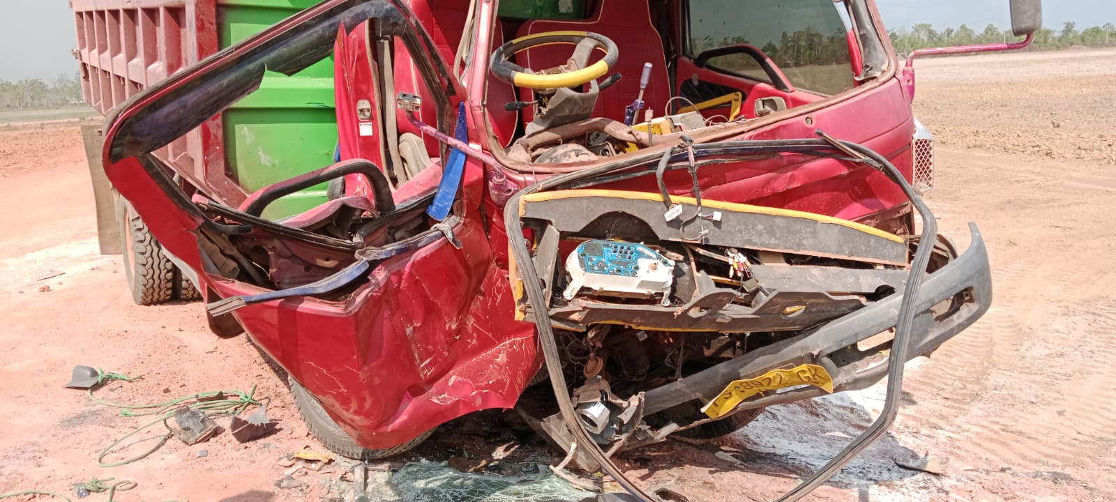 Kondisi truk yang ringsek parah akibat tabrakan di lokasi perkebunan tebu – Surya Papua/IST
