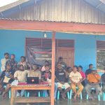 LBH Papua-Merauke bersama keluarga korban sedang memberikan keterangan pers kepada sejumlah wartawan tadi siang – Surya Papua/IST