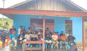 solidaritas - LBH Papua-Merauke bersama keluarga korban sedang memberikan keterangan pers kepada sejumlah wartawan tadi siang – Surya Papua/IST