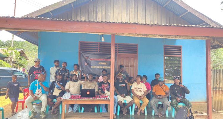LBH Papua-Merauke bersama keluarga korban sedang memberikan keterangan pers kepada sejumlah wartawan tadi siang – Surya Papua/IST