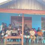 LBH Papua-Merauke bersama keluarga korban sedang memberikan keterangan pers kepada sejumlah wartawan tadi siang – Surya Papua/IST