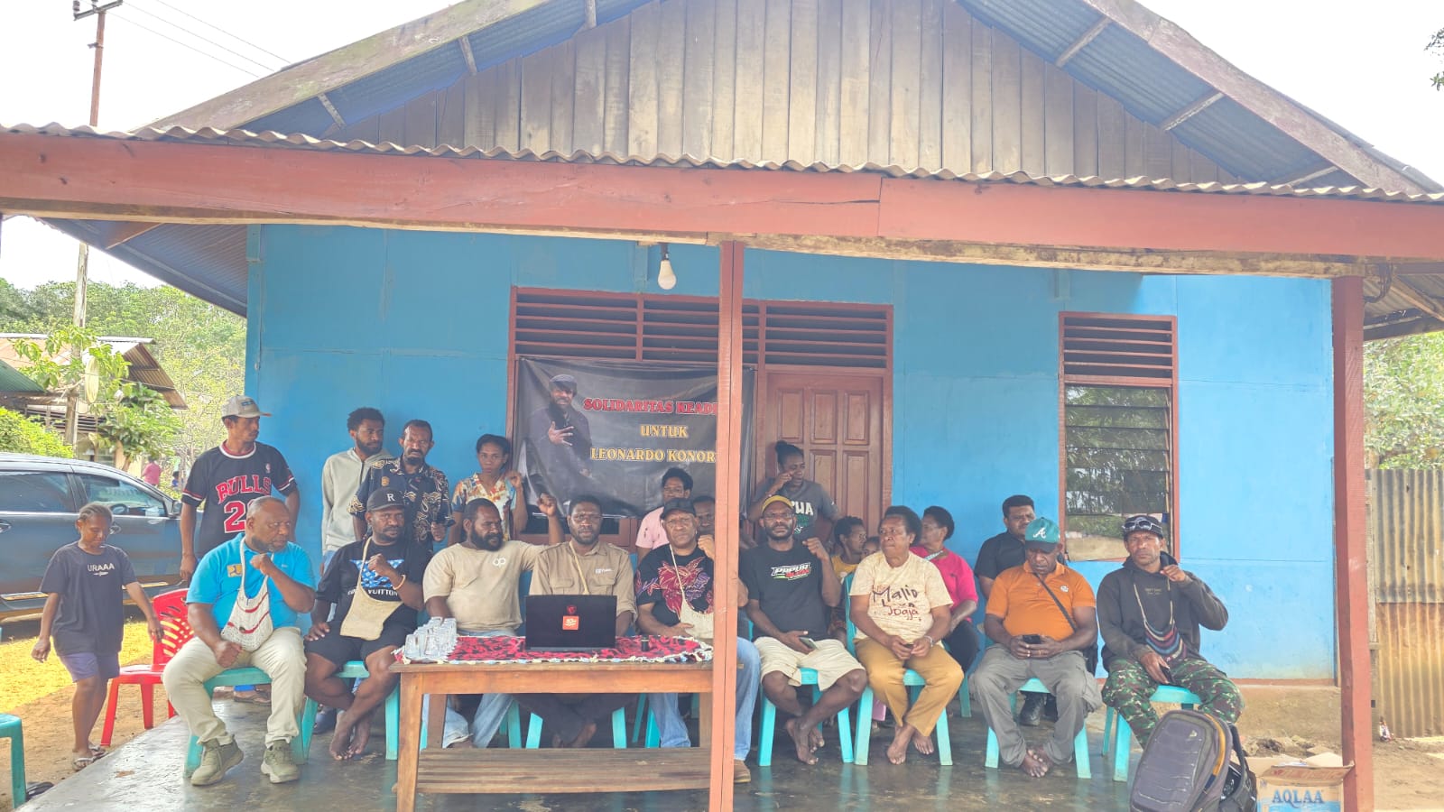 LBH Papua-Merauke bersama keluarga korban sedang memberikan keterangan pers kepada sejumlah wartawan tadi siang – Surya Papua/IST