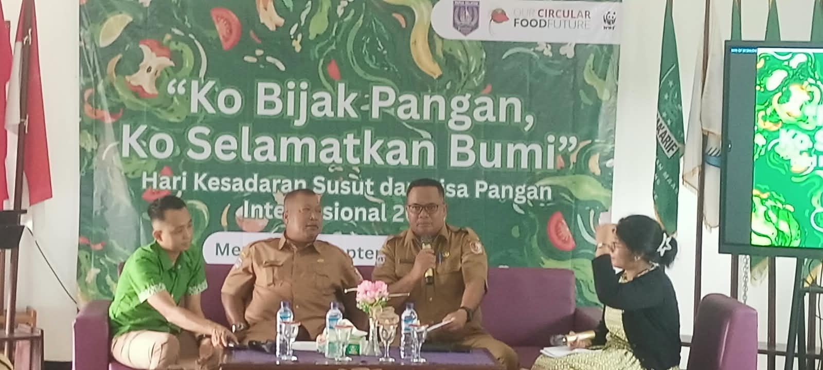 Tiga pembicara dalam talkshow yang dilaksanakan di SMP Al-Ma'arif NU Merauke tadi pagi – Surya Papua/Frans Kobun
