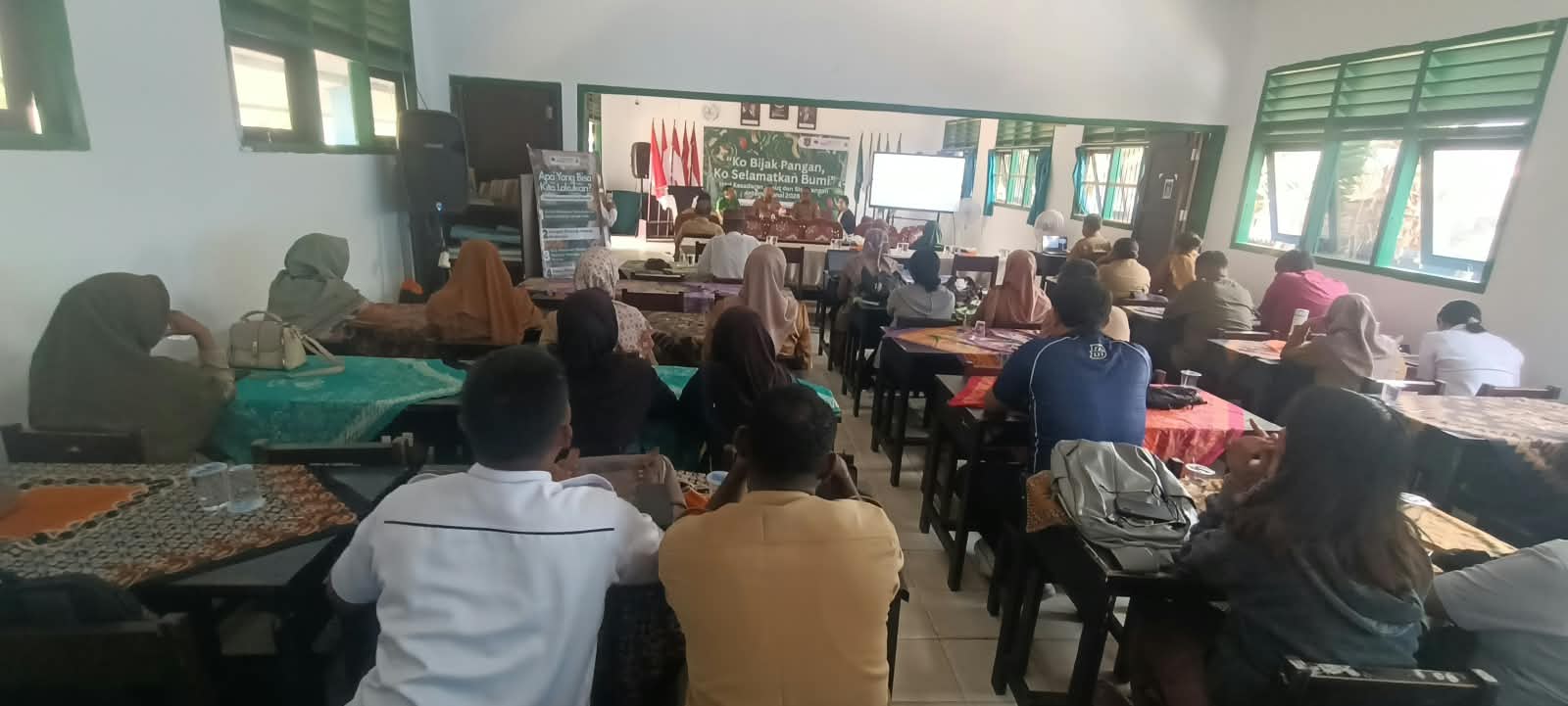 Suasana talk show yang dihadiri perwakilan sekolah serta tamu undangan lain – Surya Papua/Frans Kobun