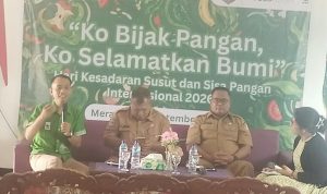 Staf Waste Management Specialist WWF Indonesia Program Papua, Dony Kristiawan sedang bicara- Surya Papua/Frans Kobun