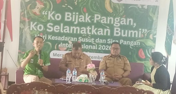 Staf Waste Management Specialist WWF Indonesia Program Papua, Dony Kristiawan sedang bicara- Surya Papua/Frans Kobun