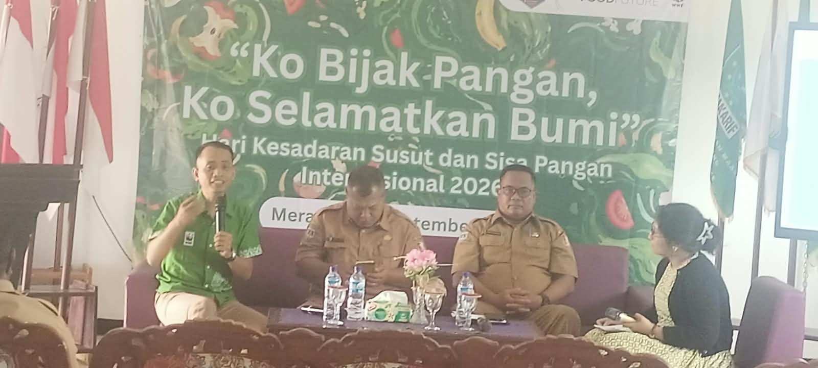 Staf Waste Management Specialist WWF Indonesia Program Papua, Dony Kristiawan sedang bicara- Surya Papua/Frans Kobun