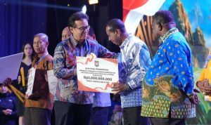Gubernur Papua Selatan, Apolo Safanpo saat menerima penghargaan dari Kemendagri RI – Surya Papua/IST