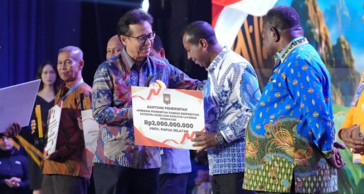 Gubernur Papua Selatan, Apolo Safanpo saat menerima penghargaan dari Kemendagri RI – Surya Papua/IST