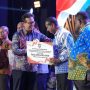 Gubernur Papua Selatan, Apolo Safanpo saat menerima penghargaan dari Kemendagri RI – Surya Papua/IST