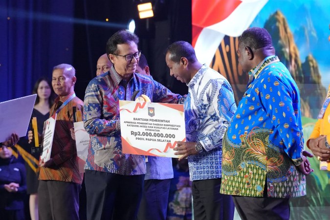 Gubernur Papua Selatan, Apolo Safanpo saat menerima penghargaan dari Kemendagri RI – Surya Papua/IST