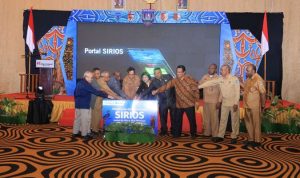 Penekanan tombol bersama saat peluncuran portal satu data provinsi, sistem informasi orang asli Papua (Siros) dan generasi emas Ha Anim di Swiss-bel hotel Merauke-kemarin.