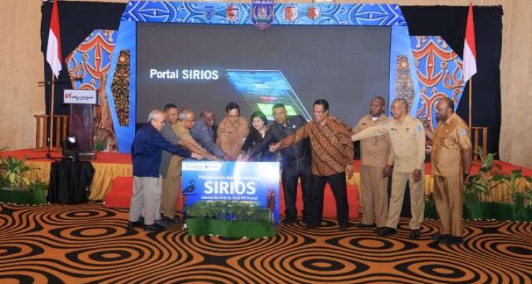 Penekanan tombol bersama saat peluncuran portal satu data provinsi, sistem informasi orang asli Papua (Siros) dan generasi emas Ha Anim di Swiss-bel hotel Merauke-kemarin.