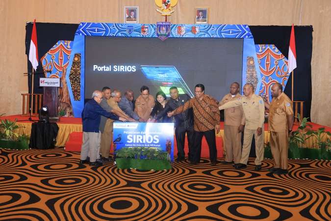 Penekanan tombol bersama saat peluncuran portal satu data provinsi, sistem informasi orang asli Papua (Siros) dan generasi emas Ha Anim di Swiss-bel hotel Merauke-kemarin.