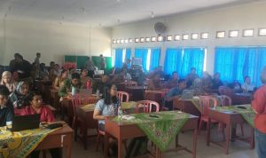tot 1 Para guru sedang mengikuti kegiatan di SMP YPPK Yohanes XIII Merauke – Surya Papua/Frans Kobun