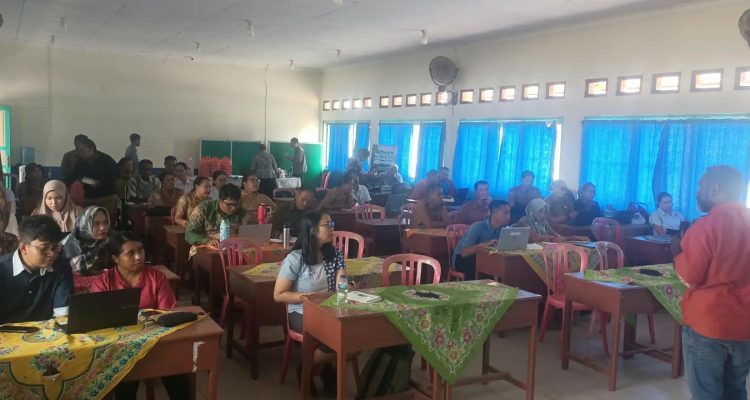 Para guru sedang mengikuti kegiatan di SMP YPPK Yohanes XIII Merauke – Surya Papua/Frans Kobun