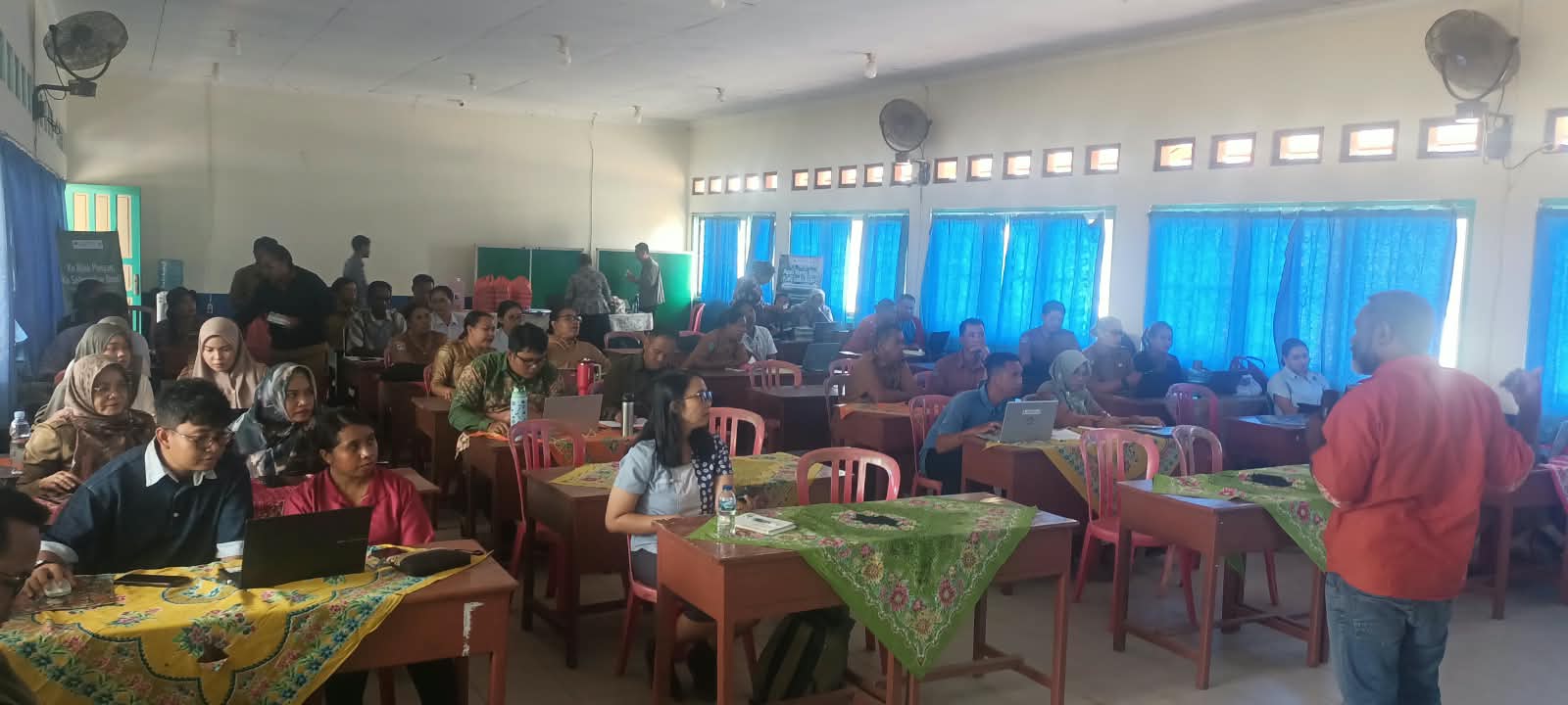 Para guru sedang mengikuti kegiatan di SMP YPPK Yohanes XIII Merauke – Surya Papua/Frans Kobun