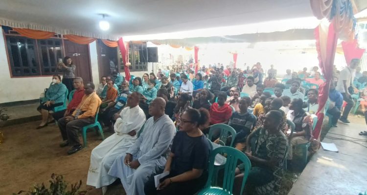 Ratusan umat Katolik di dalam area Pasar Mopah saat mengikuti syukuran bersama – Surya Papua/Frans Kobun