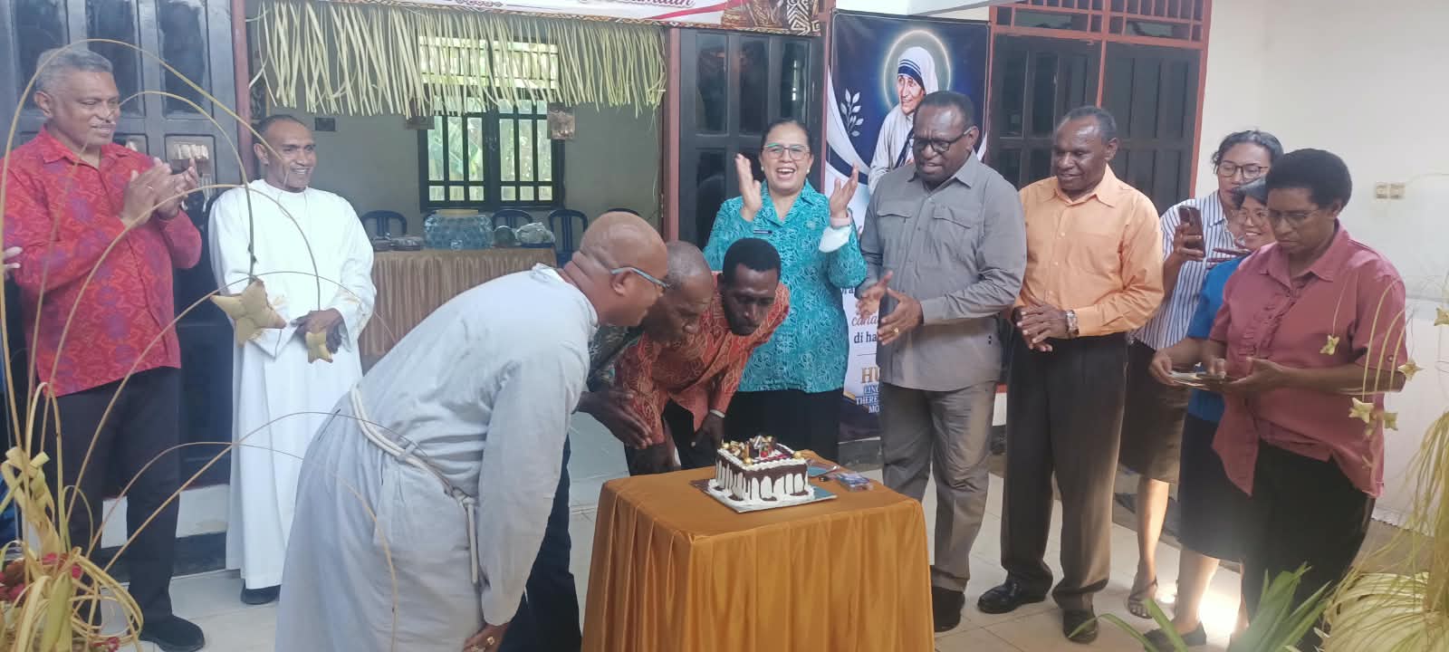 Pemotongan kue ulang tahun yang dihadiri Bupati Merauke, Yoseph Bladib Gebze – Surya Papua/Frans Kobun