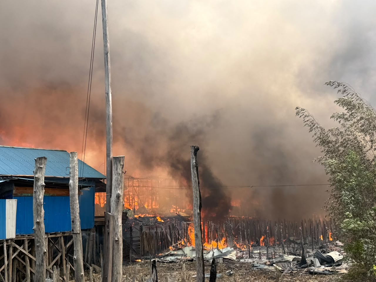 Kebakaran hebat terjadi di Wanam, Distrik Ilwayab, Kabupaten Merauke tadi pagi – Surya Papua/IST