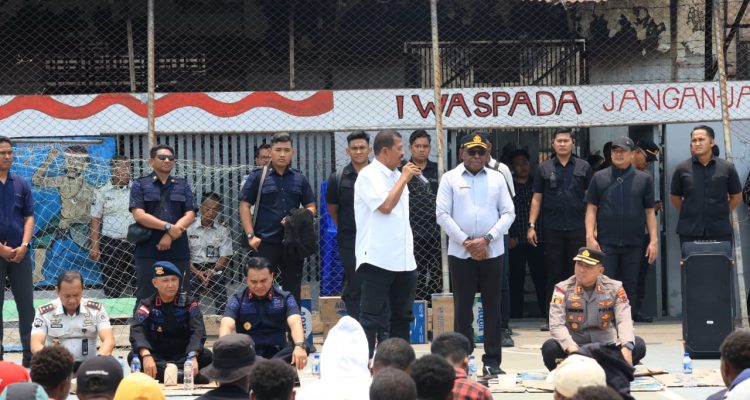 Direktur Jenderal (Dirjenpas) Pemasyarakatan Kementerian Imigrasi dan Pemasyarakatan Republik Indonesia, Irjen Polisi (Purn) Mashudi lakukan kunjungan di Lapas Kelas II B Merauke, sekaligus berdialog dengan warga binaan – Surya Papua/IST