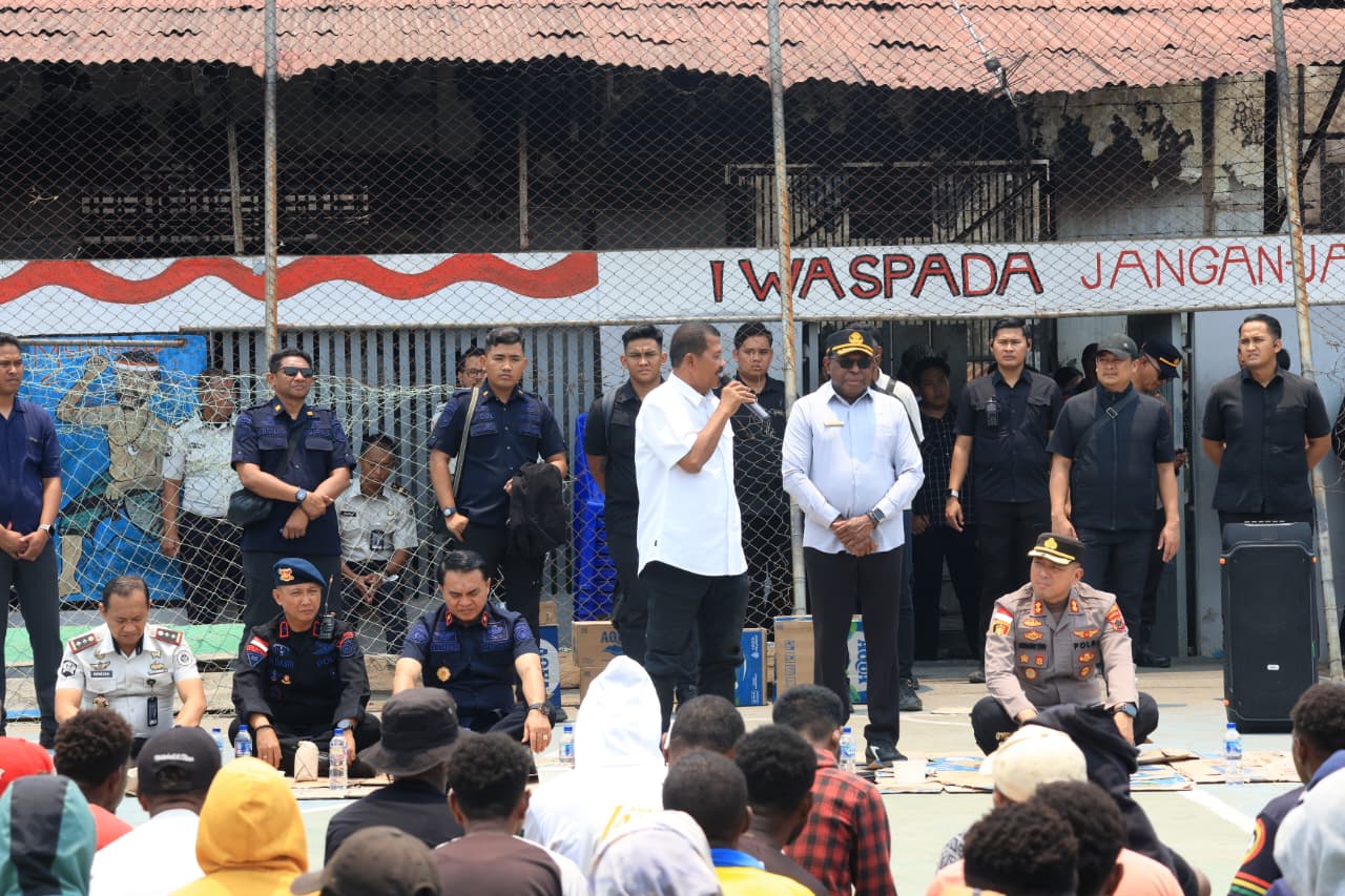 Direktur Jenderal (Dirjenpas) Pemasyarakatan Kementerian Imigrasi dan Pemasyarakatan Republik Indonesia, Irjen Polisi (Purn) Mashudi lakukan kunjungan di Lapas Kelas II B Merauke, sekaligus berdialog dengan warga binaan – Surya Papua/IST