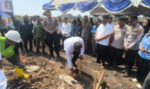 Bupati Merauke, Yoseph Bladib Gebze sedang melakukan peletakan batu pertama pembangunan Pospol Gudang Arang – Surya Papua/IST