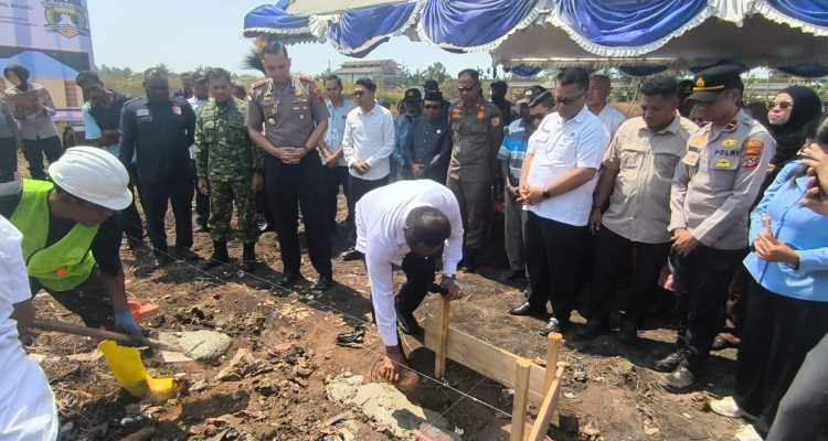 Bupati Merauke, Yoseph Bladib Gebze sedang melakukan peletakan batu pertama pembangunan Pospol Gudang Arang – Surya Papua/IST