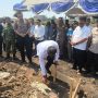 Bupati Merauke, Yoseph Bladib Gebze sedang melakukan peletakan batu pertama pembangunan Pospol Gudang Arang – Surya Papua/IST