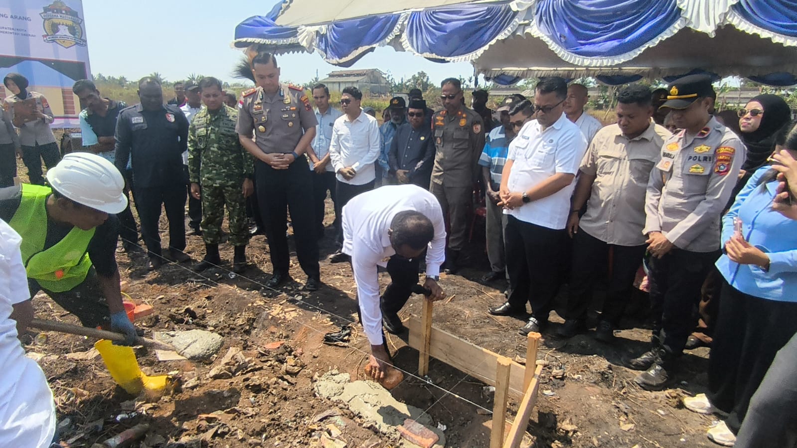 Bupati Merauke, Yoseph Bladib Gebze sedang melakukan peletakan batu pertama pembangunan Pospol Gudang Arang – Surya Papua/IST