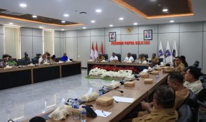 Gubernur Papua Selatan, Apolo Safanpo sedang audiens bersama masyarakat sembilan marga dari Kampung Miri, Boven Digoel – Surya Papua/IST