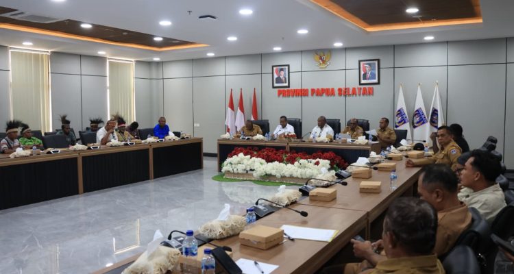 Gubernur Papua Selatan, Apolo Safanpo sedang audiens bersama masyarakat sembilan marga dari Kampung Miri, Boven Digoel – Surya Papua/IST