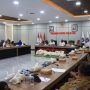 Gubernur Papua Selatan, Apolo Safanpo sedang audiens bersama masyarakat sembilan marga dari Kampung Miri, Boven Digoel – Surya Papua/IST