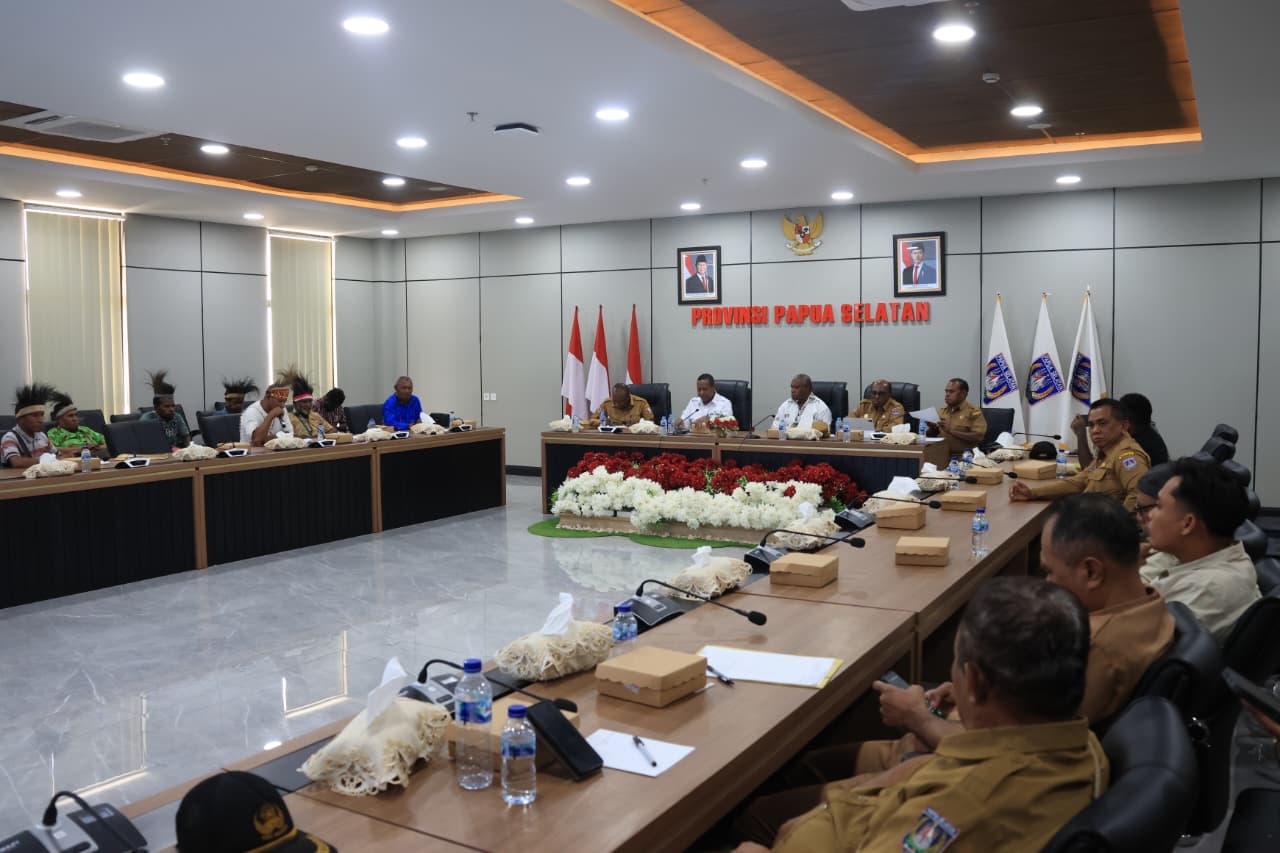 Gubernur Papua Selatan, Apolo Safanpo sedang audiens bersama masyarakat sembilan marga dari Kampung Miri, Boven Digoel – Surya Papua/IST