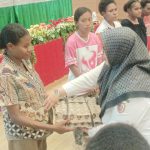 Wakil Bupati Merauke, Fauzun Nihayah sedang menyerahkan telur ayam kepada salah seorang warga yang merupakan bantuan dari Bank Papua – Surya Papua/Frans Kobun
