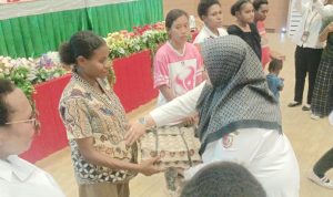 Wakil Bupati Merauke, Fauzun Nihayah sedang menyerahkan telur ayam kepada salah seorang warga yang merupakan bantuan dari Bank Papua – Surya Papua/Frans Kobun