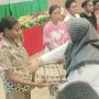 Wakil Bupati Merauke, Fauzun Nihayah sedang menyerahkan telur ayam kepada salah seorang warga yang merupakan bantuan dari Bank Papua – Surya Papua/Frans Kobun