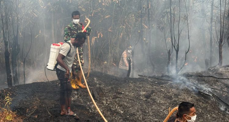 Kobaran api yang berhasil dipadamkan aparat TNI/Polri di Jagebob – Surya Papua/IST
