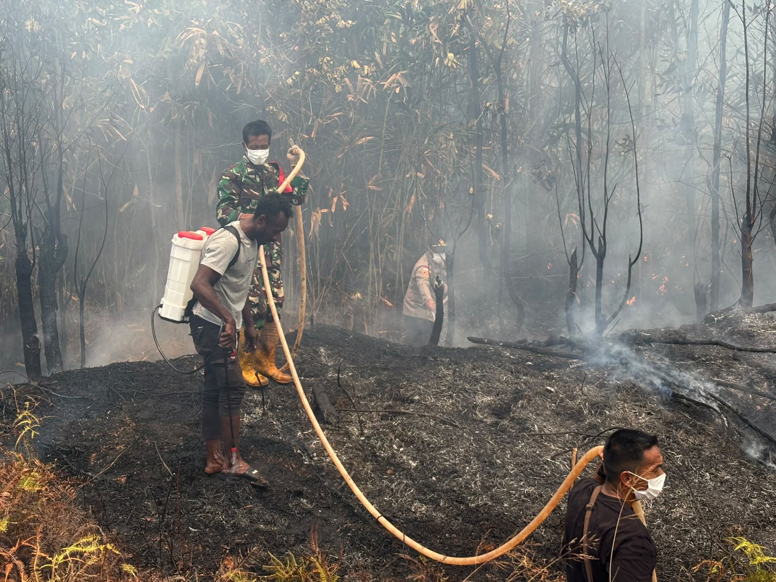Kobaran api yang berhasil dipadamkan aparat TNI/Polri di Jagebob – Surya Papua/IST