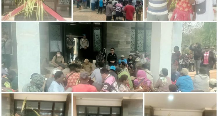 Ratusan masyarakat pemilik ulayat dari Kampung Kumbe, Distrik Anim ha memalang Kantor UPTD BBI Padi Kurik – Surya Papua/Frans Kobun