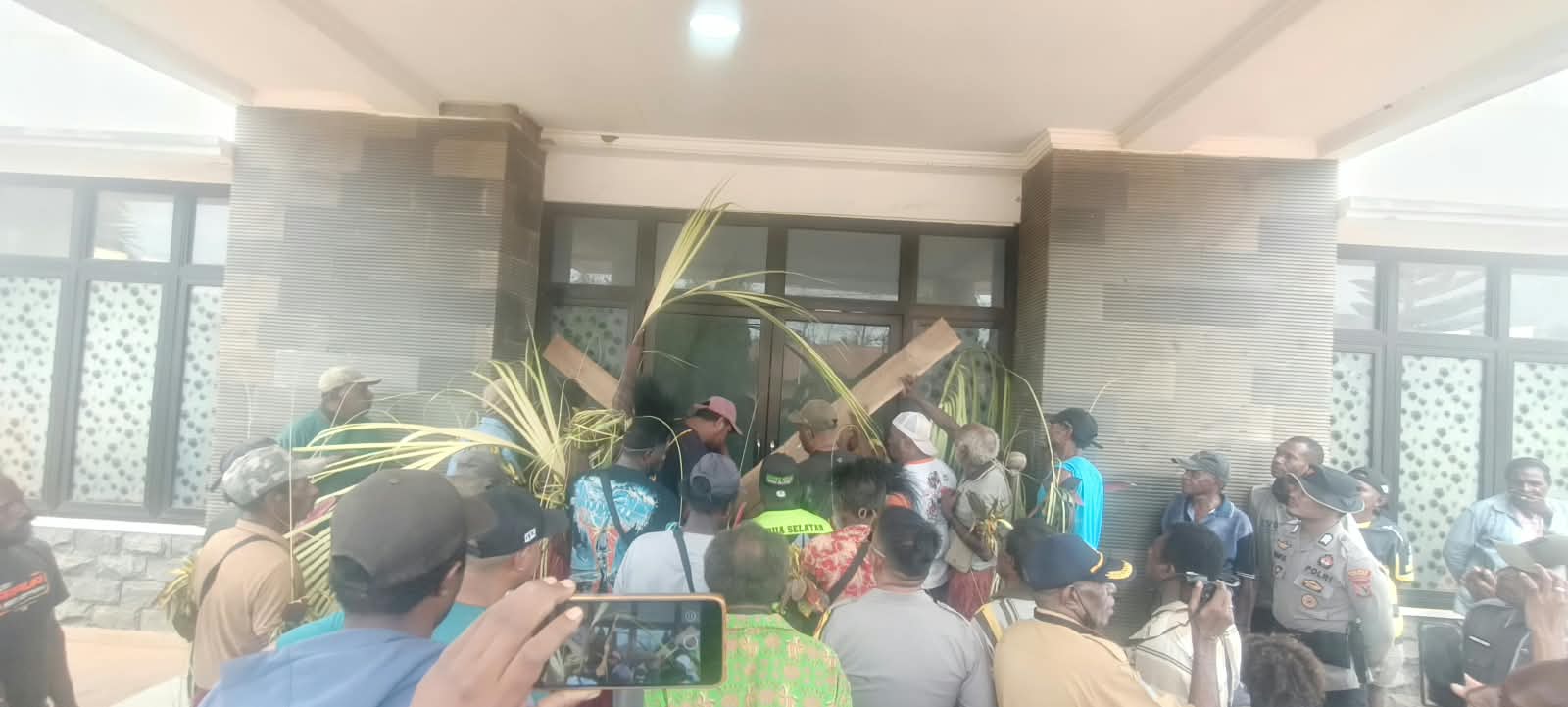 Papan sedang ditancapkan di pintu masuk kantor UPTD BBI Padi Kurik oleh pemilik ulayat – Surya Papua/Frans Kobun