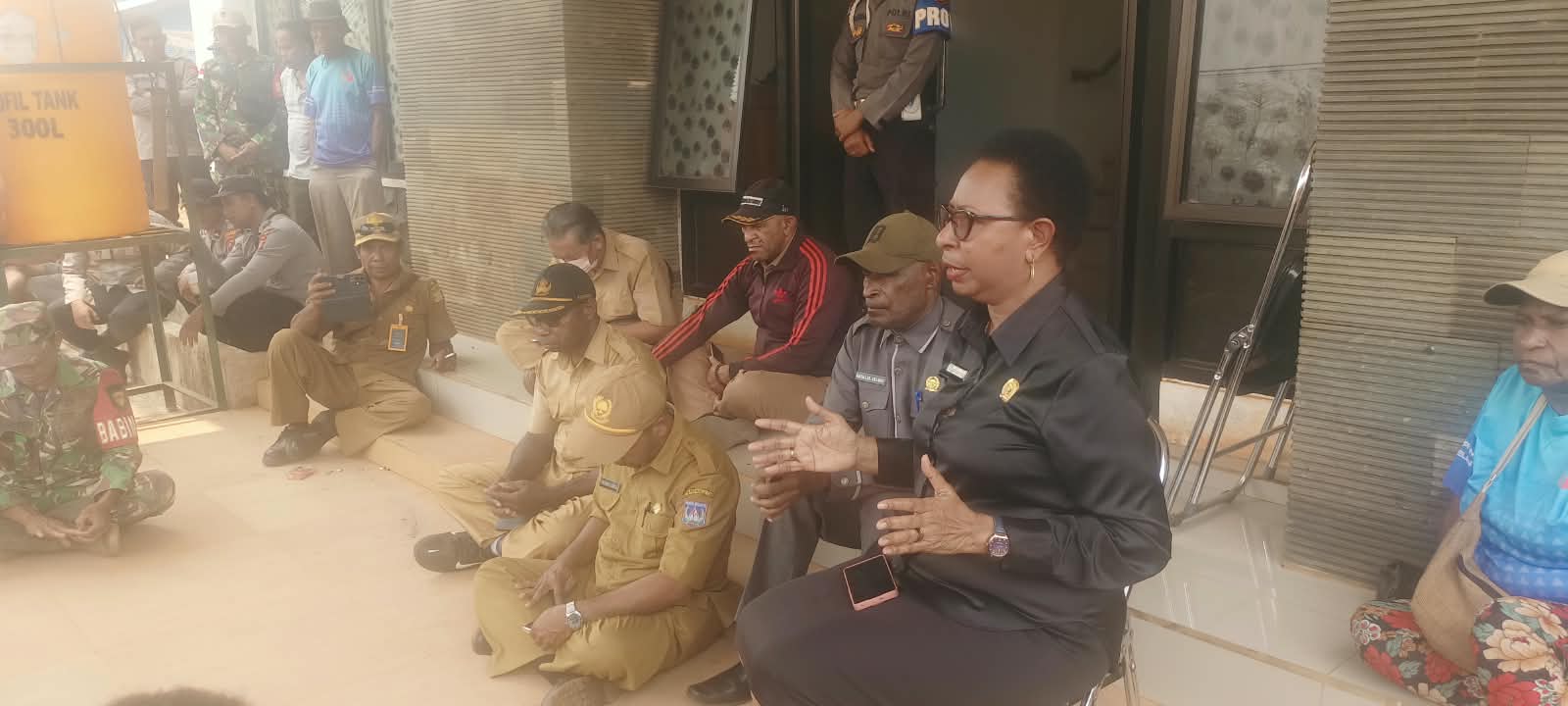 Ketua Pokja Agama MRPS, Anna Mahuze sedang bicara – Surya Papua/Frans Kobun
