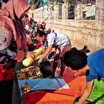 Wakil Bupati Merauke, Fauzun Nihayah sedang membeli sejumlah kebutuhan di mama-mama Papua – Surya Papua/IST