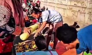 belanja 7 Wakil Bupati Merauke, Fauzun Nihayah sedang membeli sejumlah kebutuhan di mama-mama Papua – Surya Papua/IST