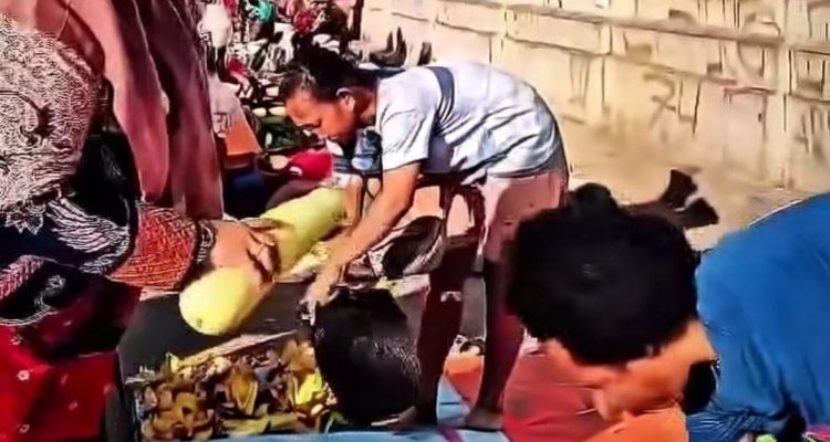 Wakil Bupati Merauke, Fauzun Nihayah sedang membeli sejumlah kebutuhan di mama-mama Papua – Surya Papua/IST
