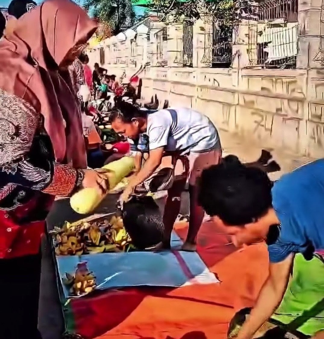 Wakil Bupati Merauke, Fauzun Nihayah sedang membeli sejumlah kebutuhan di mama-mama Papua – Surya Papua/IST